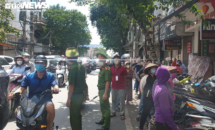 Cận Rằm tháng 8: Nơi xếp hàng chờ mua, nơi không bóng khách mua bánh - Hình 16 Can Ram thang 8: Noi xep hang cho mua, noi khong bong khach mua banh-Hinh-16