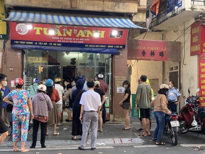 Cận Rằm tháng 8: Nơi xếp hàng chờ mua, nơi không bóng khách mua bánh - Hình 2 Can Ram thang 8: Noi xep hang cho mua, noi khong bong khach mua banh-Hinh-2