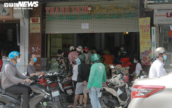 Cận Rằm tháng 8: Nơi xếp hàng chờ mua, nơi không bóng khách mua bánh - Hình 22 Can Ram thang 8: Noi xep hang cho mua, noi khong bong khach mua banh-Hinh-22