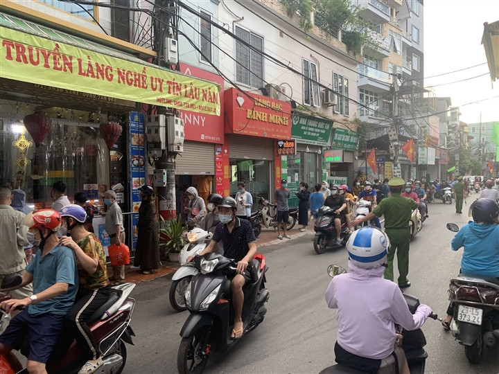 Cận Rằm tháng 8: Nơi xếp hàng chờ mua, nơi không bóng khách mua bánh - Hình 7 Can Ram thang 8: Noi xep hang cho mua, noi khong bong khach mua banh-Hinh-7