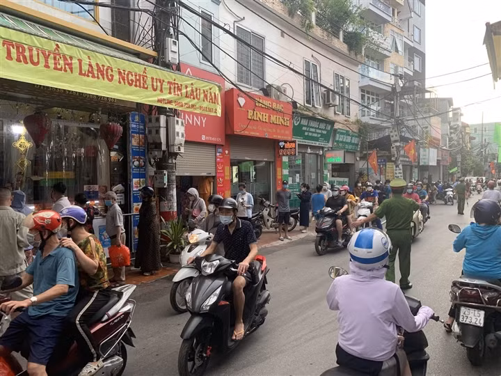 Can Ram thang 8: Noi xep hang cho mua, noi khong bong khach mua banh-Hinh-7