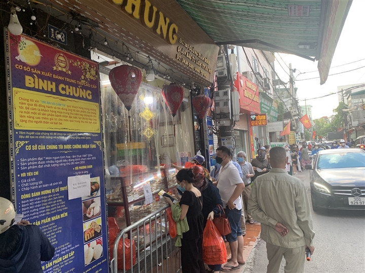 Cận Rằm tháng 8: Nơi xếp hàng chờ mua, nơi không bóng khách mua bánh - Hình 5 Can Ram thang 8: Noi xep hang cho mua, noi khong bong khach mua banh-Hinh-5