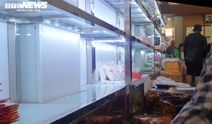 Cận Rằm tháng 8: Nơi xếp hàng chờ mua, nơi không bóng khách mua bánh - Hình 24 Can Ram thang 8: Noi xep hang cho mua, noi khong bong khach mua banh-Hinh-24
