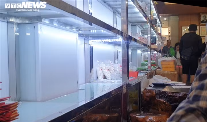 Can Ram thang 8: Noi xep hang cho mua, noi khong bong khach mua banh-Hinh-24