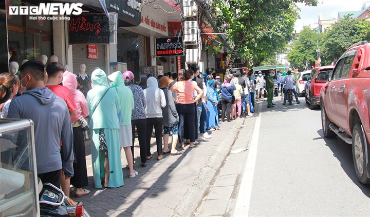 Cận Rằm tháng 8: Nơi xếp hàng chờ mua, nơi không bóng khách mua bánh - Hình 15 Can Ram thang 8: Noi xep hang cho mua, noi khong bong khach mua banh-Hinh-15