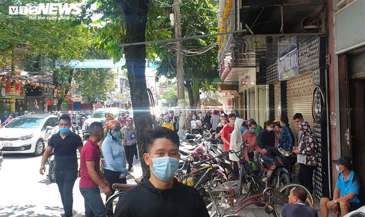 Cận Rằm tháng 8: Nơi xếp hàng chờ mua, nơi không bóng khách mua bánh - Hình 25 Can Ram thang 8: Noi xep hang cho mua, noi khong bong khach mua banh-Hinh-25