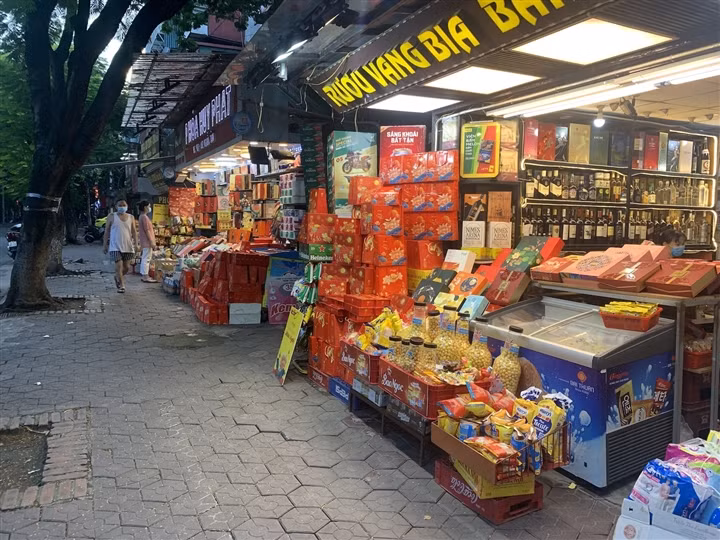 Can Ram thang 8: Noi xep hang cho mua, noi khong bong khach mua banh-Hinh-13