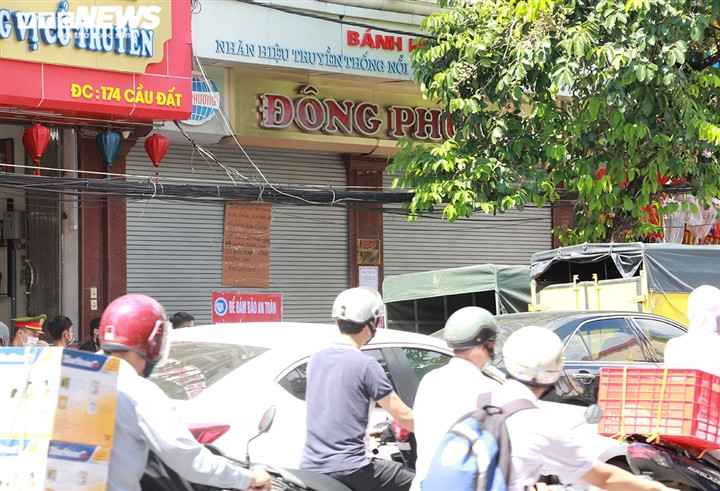 Cận Rằm tháng 8: Nơi xếp hàng chờ mua, nơi không bóng khách mua bánh - Hình 21 Can Ram thang 8: Noi xep hang cho mua, noi khong bong khach mua banh-Hinh-21