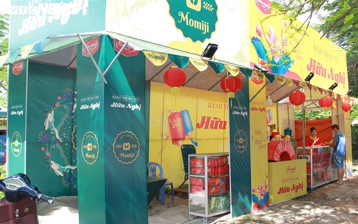 Cận Rằm tháng 8: Nơi xếp hàng chờ mua, nơi không bóng khách mua bánh - Hình 29 Can Ram thang 8: Noi xep hang cho mua, noi khong bong khach mua banh-Hinh-29