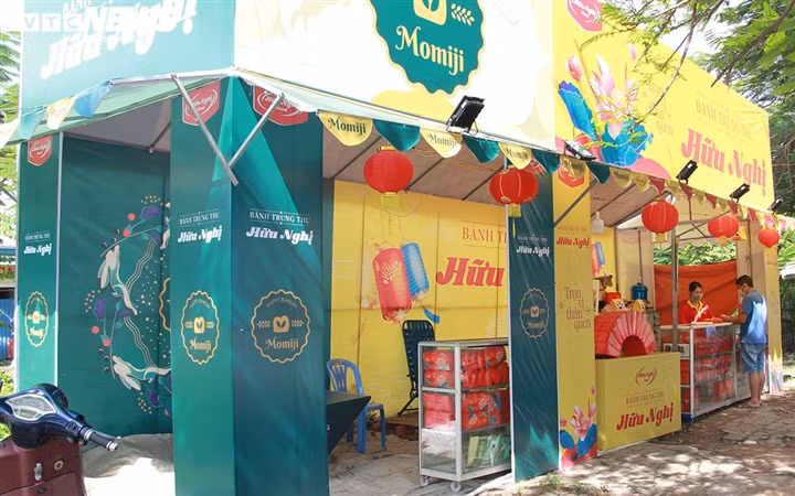 Can Ram thang 8: Noi xep hang cho mua, noi khong bong khach mua banh-Hinh-29