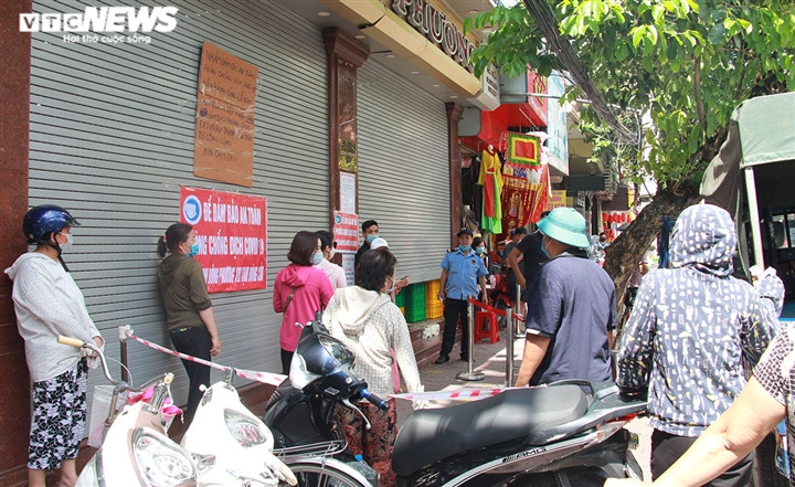 Cận Rằm tháng 8: Nơi xếp hàng chờ mua, nơi không bóng khách mua bánh - Hình 18 Can Ram thang 8: Noi xep hang cho mua, noi khong bong khach mua banh-Hinh-18