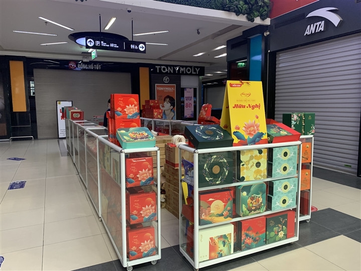 Cận Rằm tháng 8: Nơi xếp hàng chờ mua, nơi không bóng khách mua bánh - Hình 9 Can Ram thang 8: Noi xep hang cho mua, noi khong bong khach mua banh-Hinh-9