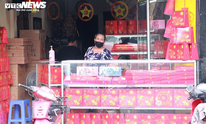 Cận Rằm tháng 8: Nơi xếp hàng chờ mua, nơi không bóng khách mua bánh - Hình 26 Can Ram thang 8: Noi xep hang cho mua, noi khong bong khach mua banh-Hinh-26