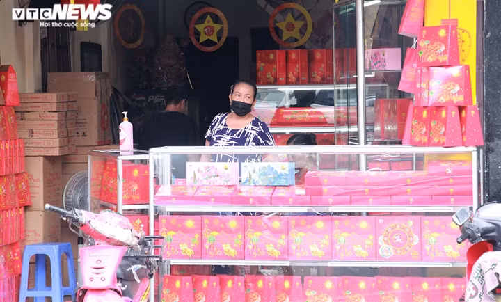 Can Ram thang 8: Noi xep hang cho mua, noi khong bong khach mua banh-Hinh-26