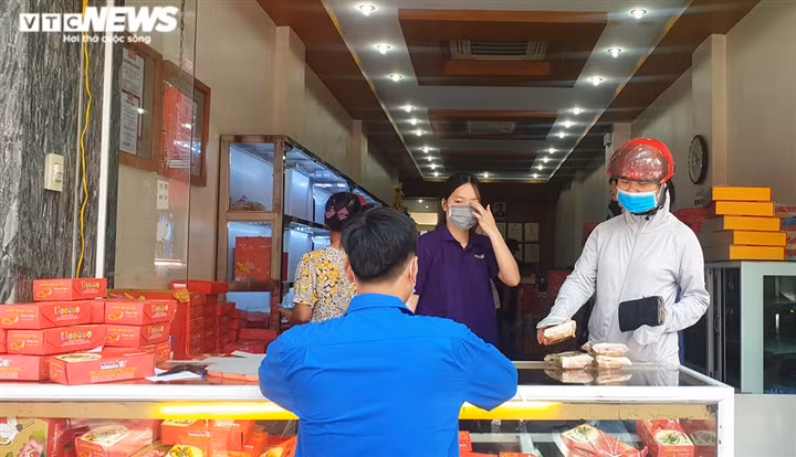 Can Ram thang 8: Noi xep hang cho mua, noi khong bong khach mua banh-Hinh-23