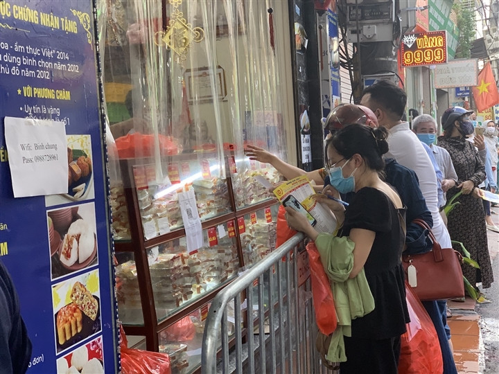 Cận Rằm tháng 8: Nơi xếp hàng chờ mua, nơi không bóng khách mua bánh - Hình 6 Can Ram thang 8: Noi xep hang cho mua, noi khong bong khach mua banh-Hinh-6