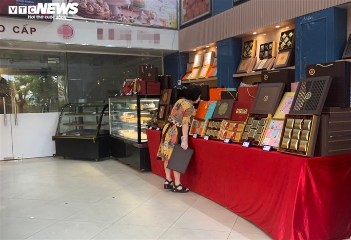 Cận Rằm tháng 8: Nơi xếp hàng chờ mua, nơi không bóng khách mua bánh - Hình 8 Can Ram thang 8: Noi xep hang cho mua, noi khong bong khach mua banh-Hinh-8