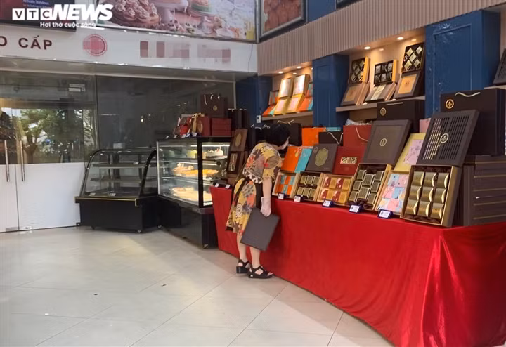 Can Ram thang 8: Noi xep hang cho mua, noi khong bong khach mua banh-Hinh-8