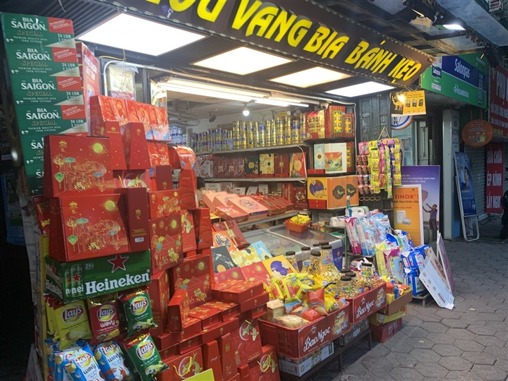 Cận Rằm tháng 8: Nơi xếp hàng chờ mua, nơi không bóng khách mua bánh - Hình 10 Can Ram thang 8: Noi xep hang cho mua, noi khong bong khach mua banh-Hinh-10