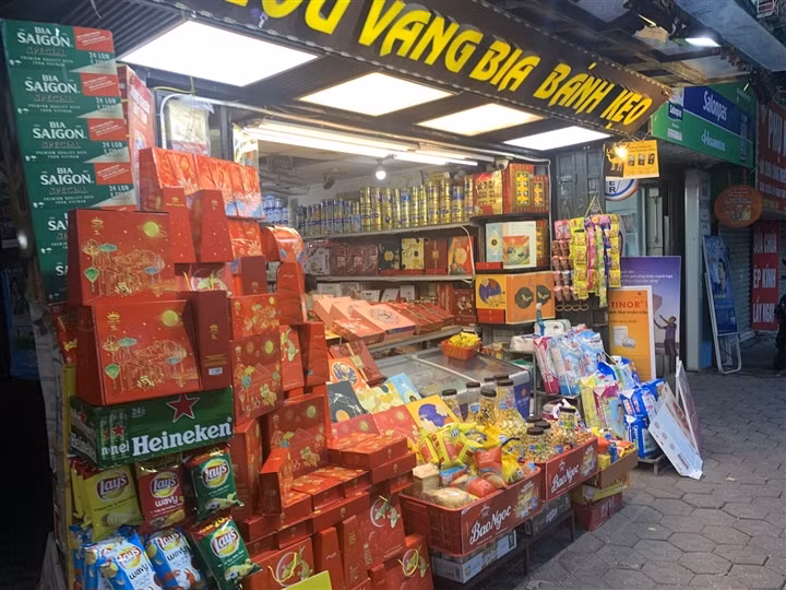 Can Ram thang 8: Noi xep hang cho mua, noi khong bong khach mua banh-Hinh-10