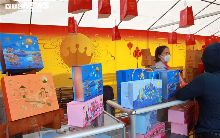 Cận Rằm tháng 8: Nơi xếp hàng chờ mua, nơi không bóng khách mua bánh - Hình 28 Can Ram thang 8: Noi xep hang cho mua, noi khong bong khach mua banh-Hinh-28