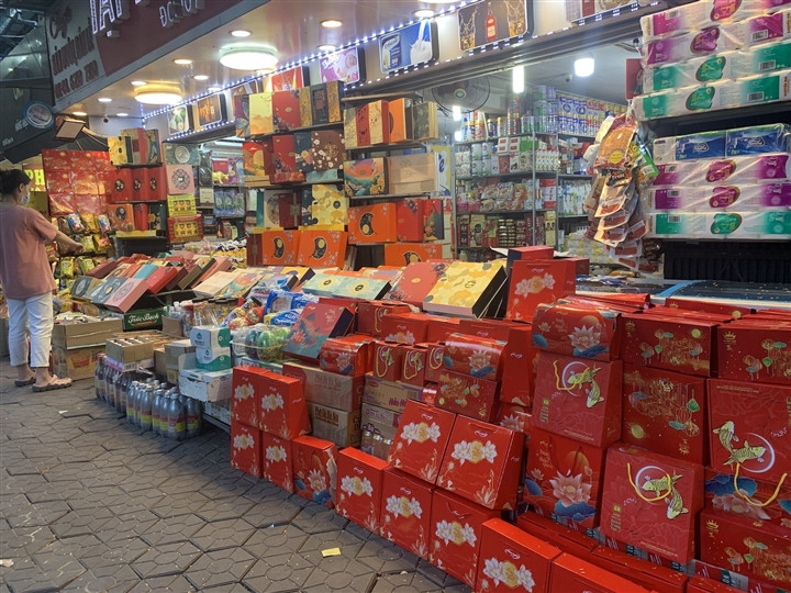 Cận Rằm tháng 8: Nơi xếp hàng chờ mua, nơi không bóng khách mua bánh - Hình 11 Can Ram thang 8: Noi xep hang cho mua, noi khong bong khach mua banh-Hinh-11