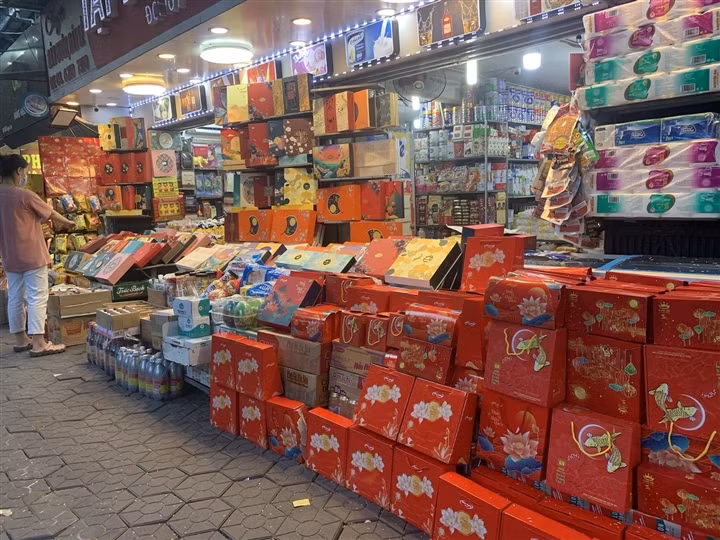 Can Ram thang 8: Noi xep hang cho mua, noi khong bong khach mua banh-Hinh-11