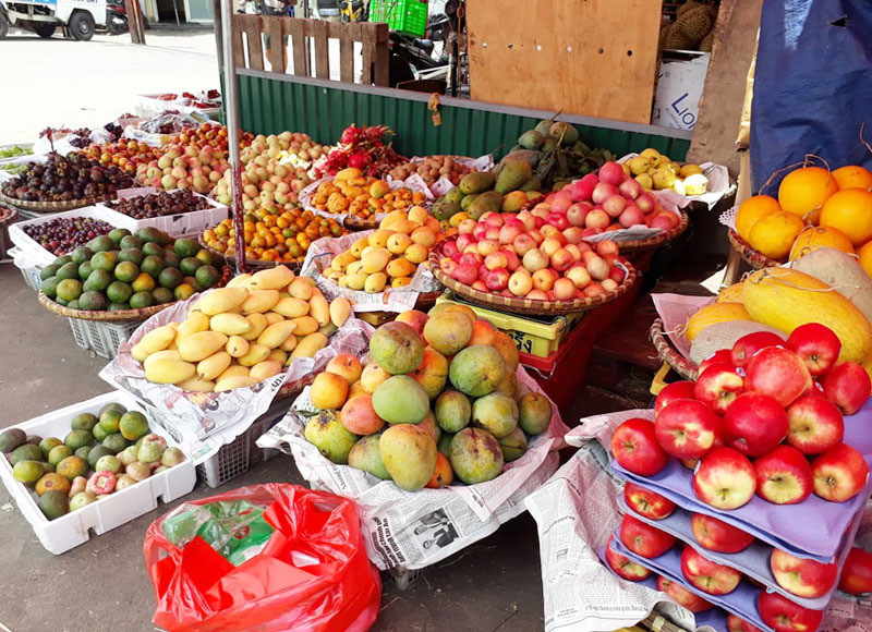 Hóa ra, hai vợ chồng Tiểu Tĩnh và Tiểu Vũ mở cửa hàng hoa quả. Tuy vậy, hai người chưa bao giờ ăn hoa quả tươi, bởi vì cửa hàng hoa quả tương đối lớn, mỗi ngày đều sẽ có hoa quả hư thối, hai vợ chồng tiếc của nên gọt bỏ phần hư, thối, ăn phần còn lại.