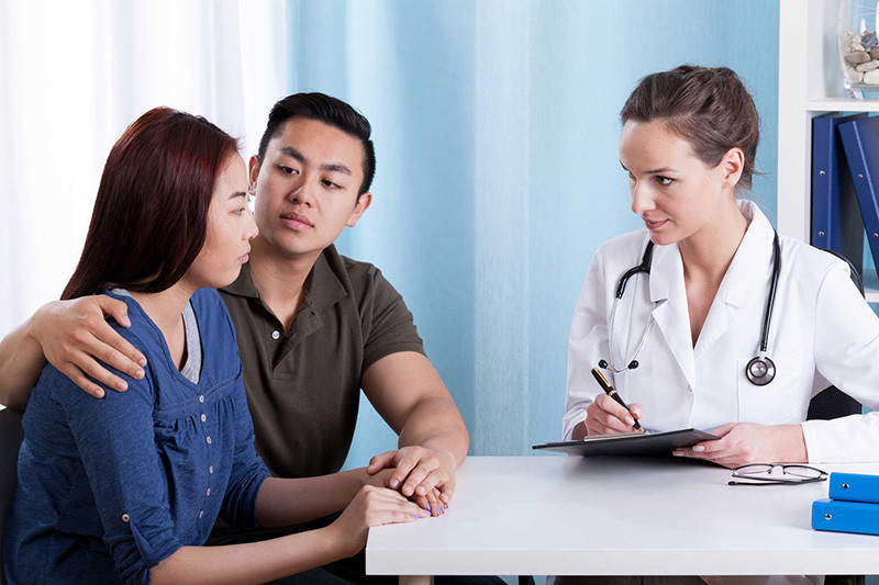 Hai vợ chồng Tiểu Tĩnh và Tiểu Vũ đều là những 8x thế hệ cuối. Năm nay mới hơn 30 tuổi, ở độ tuổi đẹp nhất, họ vừa thành công trong sự nghiệp và có một cậu con trai kháu khỉnh, nhưng cả hai lại liên tiếp bị chẩn đoán mắc bệnh ung thư gan trong vòng một năm.