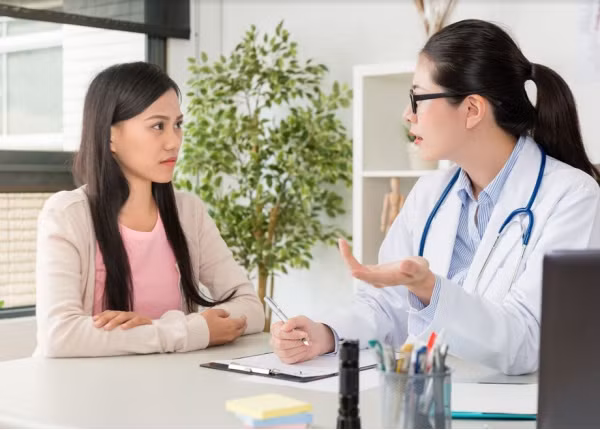 5. Sợ rắc rối, ngại khám sức khỏe: Một số người luôn cảm thấy mình không sao, lại lười đi khám sức khỏe, ngại đến bệnh viện. Cứ như vậy, họ thường không biết đầy đủ về tình trạng thể chất của bản thân, điều này có thể dễ dàng mang đến những nguy cơ an toàn cho sức khỏe.