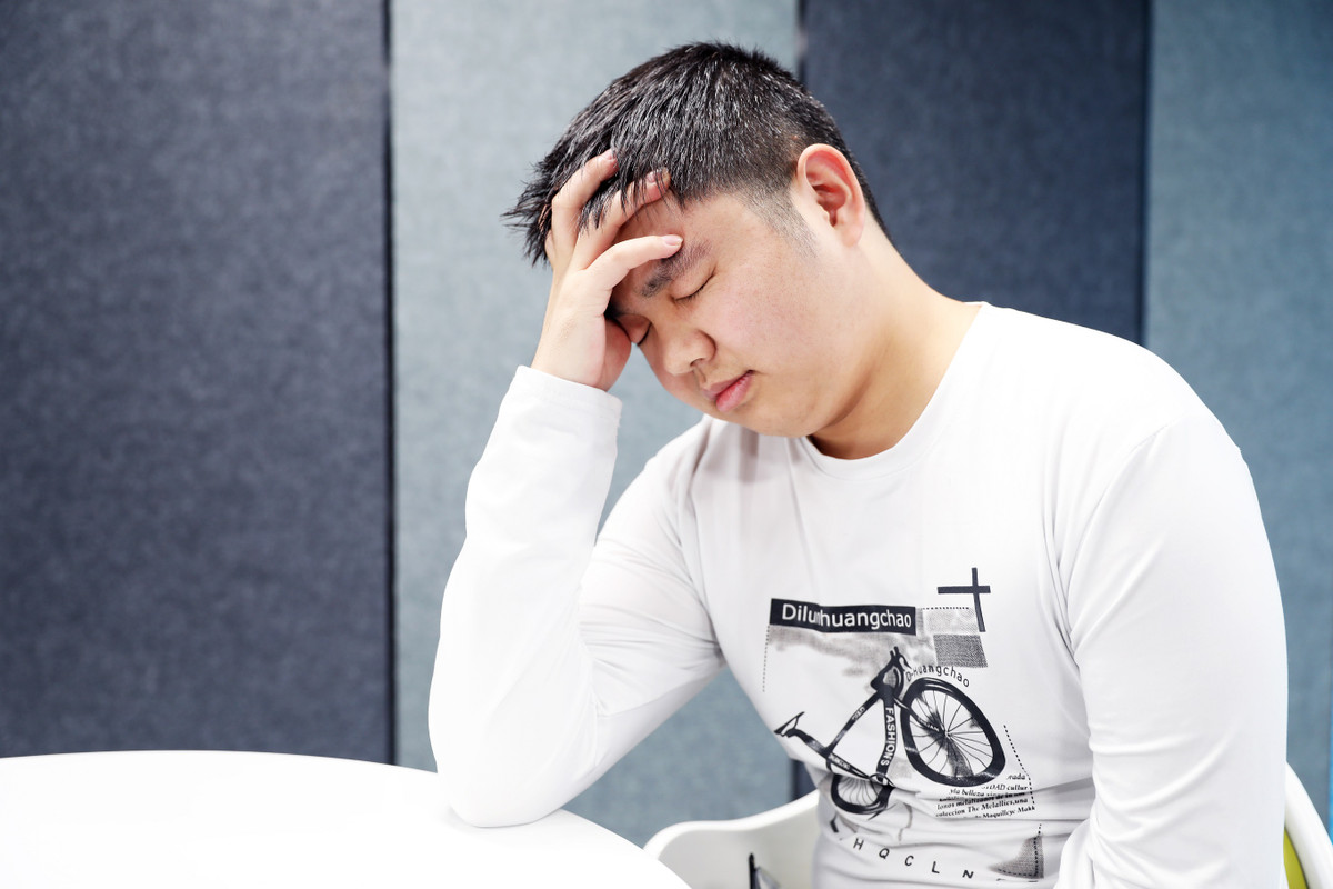 Thứ hai, cảm giác bị tê ở mặt; tê hoặc méo miệng ở một bên; nói lắp hoặc khó hiểu, khó diễn đạt ngôn ngữ; nhìn chằm chằm vào một bên; mất thị lực hoặc nhìn mờ ở một hoặc cả hai mắt; chóng mặt kèm theo nôn mửa; thi thoảng còn mất ý thức hoặc co giật. Một khi các triệu chứng trên xuất hiện, cần đến viện càng sớm càng tốt để tiến hành chụp CT và điều trị.