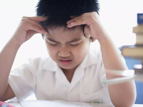 Thứ năm là thức khuya thường xuyên. Thường xuyên thức khuya và căng thẳng cao có thể dẫn đến hưng phấn thần kinh giao cảm quá mức và tăng tiết hormone nội tiết tim mạch trong cơ thể, dẫn đến tăng huyết áp, đường huyết và tăng lipid máu, thúc đẩy sự xuất hiện sớm của xơ vữa động mạch, đồng thời đẩy nhanh sự xuất hiện và phát triển của các bệnh tim mạch và mạch máu não.