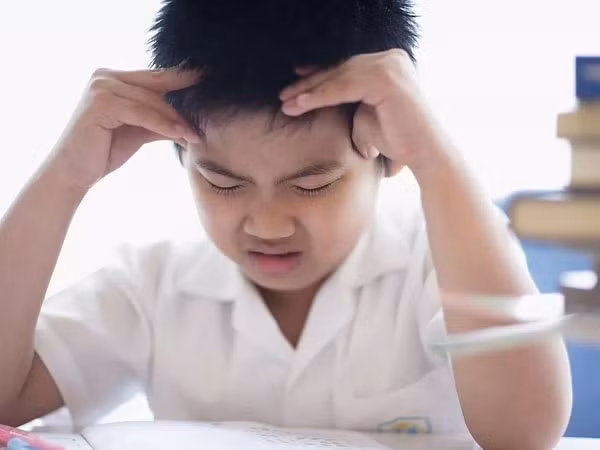 Thứ năm là thức khuya thường xuyên. Thường xuyên thức khuya và căng thẳng cao có thể dẫn đến hưng phấn thần kinh giao cảm quá mức và tăng tiết hormone nội tiết tim mạch trong cơ thể, dẫn đến tăng huyết áp, đường huyết và tăng lipid máu, thúc đẩy sự xuất hiện sớm của xơ vữa động mạch, đồng thời đẩy nhanh sự xuất hiện và phát triển của các bệnh tim mạch và mạch máu não.