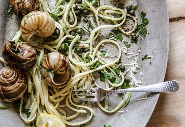 Trong ảnh là món pizza ốc sên được nhiều người dân Pháp ưa chuộng bởi sự độc đáo và lạ miệng. Tại quán bar Scotch tại Mỹ, đầu bếp Jason Pfiefer cũng đã sáng tạo ra món mới kết hợp xúc xích thịt lợn với ốc băm nhỏ. Sau đó nướng với bơ, thêm mùi tây và tỏi rồi nấu nhừ. Món sốt ốc, xúc xích này sẽ ăn kèm với bánh mì rán.