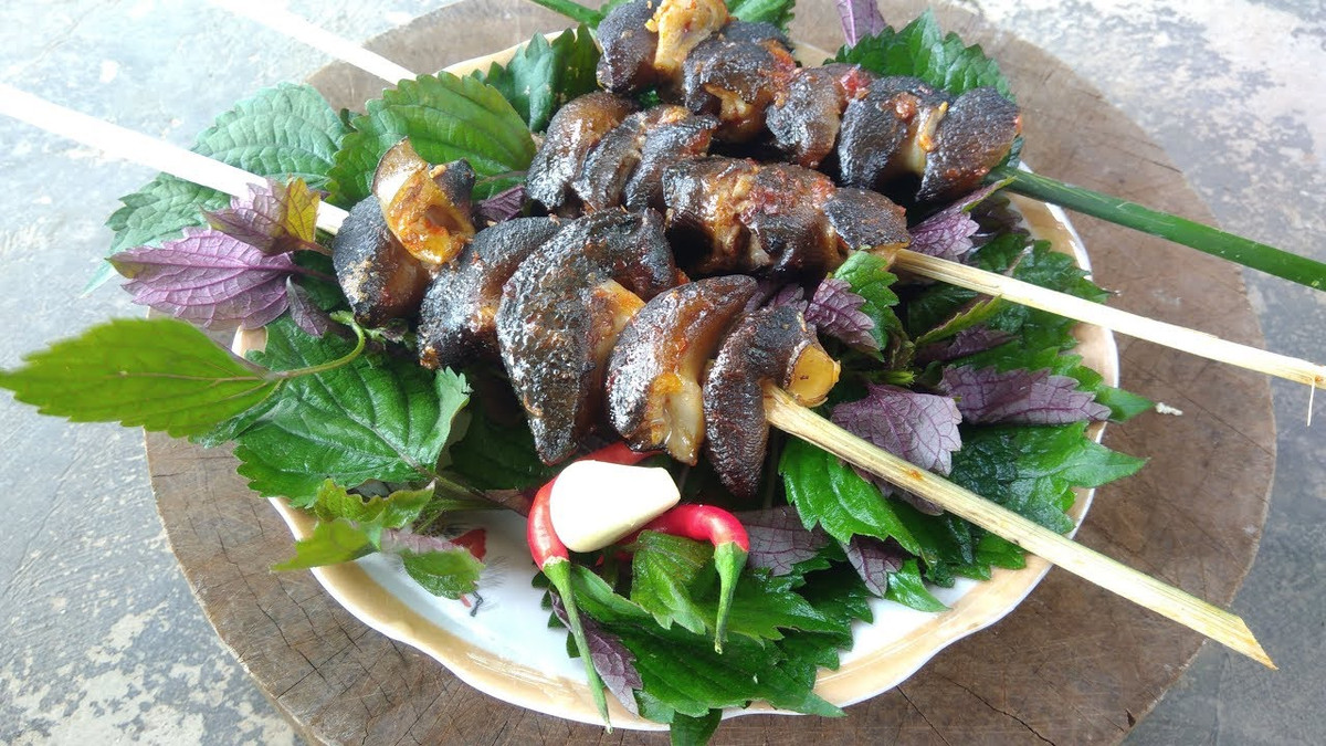 Đa phần ốc sên ở Việt Nam sẽ được nướng lên và tẩm ướp, thêm gia vị theo khẩu vị từng vùng. Có vùng nướng nguyên con, có vùng băm thịt, trộn thêm gia vị rồi đổ lại vào vỏ ốc đem nướng, có vùng lại vứt vỏ ốc, xiên thịt ốc vào que đem nướng. Những người trải nghiệm cho biết thịt ốc sên khá ngọt và giòn.