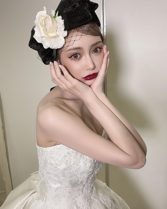 Sau khi giải nghệ vào năm 2020, Asuka Kirara dấn thân vào con đường kinh doanh. Nhờ sự nổi tiếng tích lũy bấy lâu, cô nàng nhanh chóng thu được rất nhiều lợi nhuận.