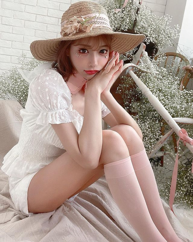 Asuka Kirara luôn mang đến niềm cảm hứng thời trang cho họ.Trong bức ảnh này, cô nàng xinh đẹp như búp bê với tông màu thuần trắng.