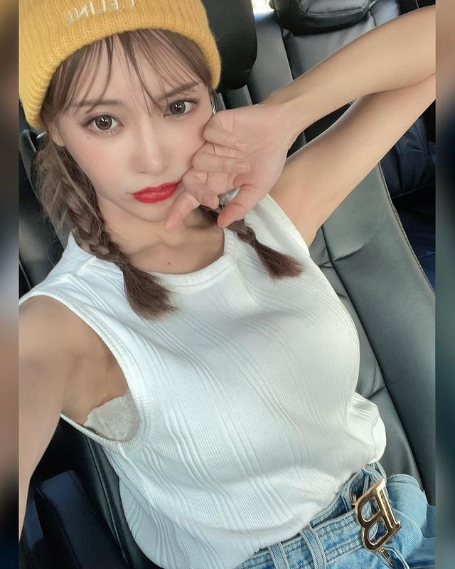 Chính thức trở thành doanh nhân, thành bà chủ, Asuka Kirara lại càng chú trọng hơn đến việc phát triển bản thân. Cô nàng kinh doanh khách sạn, đồ mỹ phẩm, thời trang.