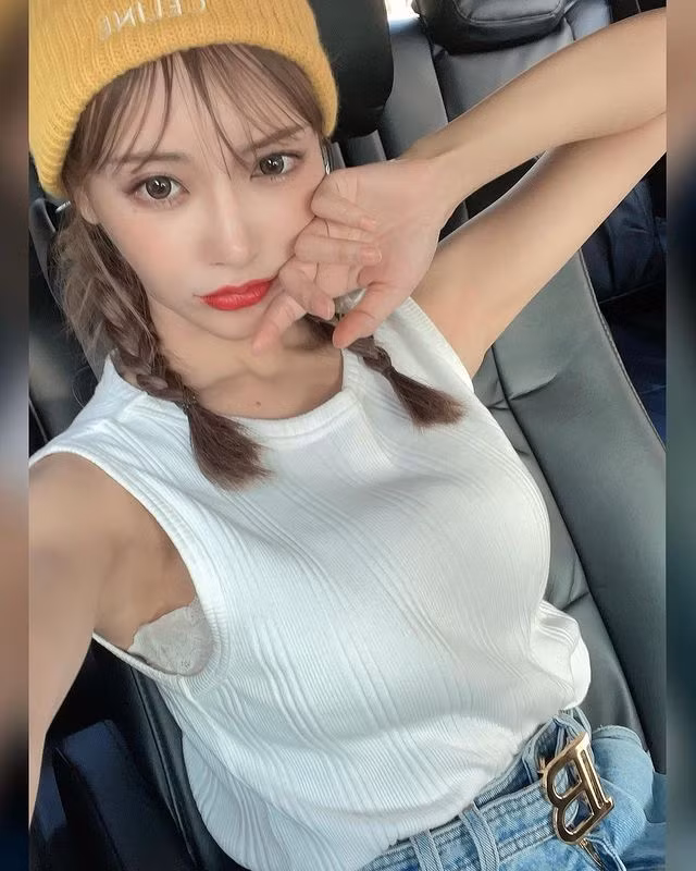 Chính thức trở thành doanh nhân, thành bà chủ, Asuka Kirara lại càng chú trọng hơn đến việc phát triển bản thân. Cô nàng kinh doanh khách sạn, đồ mỹ phẩm, thời trang.