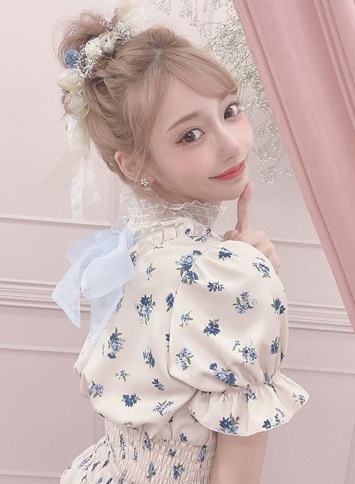 Phong cách bánh bèo, tiểu thư đã gắn chặt với hình ảnh của Asuka Kirara ngoài đời.