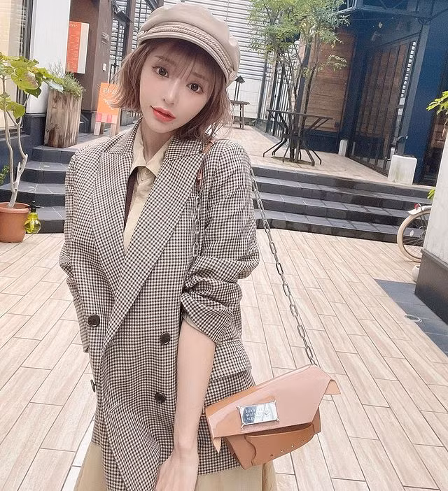  Nữ thần Nhật Bản Asuka Kirara xuất thân là nữ diễn viên phim người lớn, cô nàng được tung hô là nữ thần nhờ khuôn mặt đẹp tinh xảo và dáng vóc xuất sắc. Thế nhưng trái với suy nghĩ của nhiều người, ngoài đời Asuka Kirara vô cùng giản dị và kín đáo.