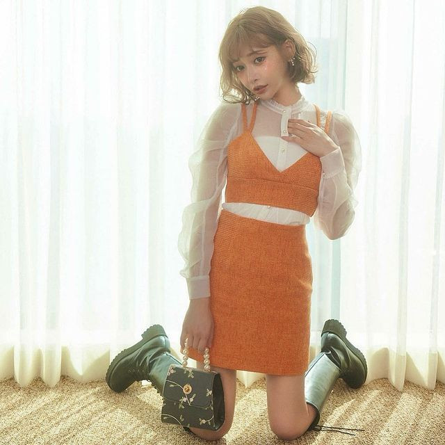 Quả đúng như vậy, ngoài đời, Asuka Kirara luôn thích diện những bộ đồ nữ tính, bánh bèo nhưng kín đáo. Đa số cô nàng sẽ chọn gam màu trung tính nhưng cũng có lúc chọn gam nổi bật, cực kỳ bắt mắt.