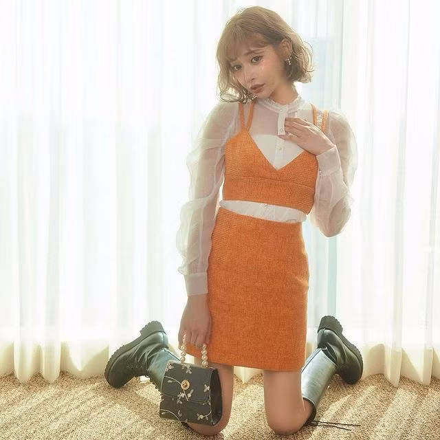 Quả đúng như vậy, ngoài đời, Asuka Kirara luôn thích diện những bộ đồ nữ tính, bánh bèo nhưng kín đáo. Đa số cô nàng sẽ chọn gam màu trung tính nhưng cũng có lúc chọn gam nổi bật, cực kỳ bắt mắt.