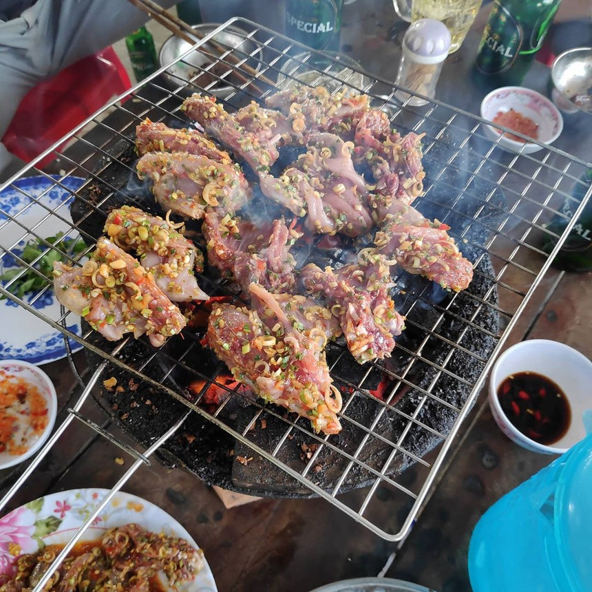 Theo những người đã trải nghiệm món thịt chuột La Chí, thịt chuột nướng ăn ngay thơm lừng, dai dai, ngọt mà không bị khô. Còn thịt treo gác bếp sau một thời gian sẽ quắt lại, cứng.