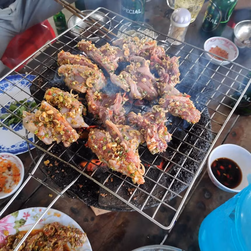 Theo những người đã trải nghiệm món thịt chuột La Chí, thịt chuột nướng ăn ngay thơm lừng, dai dai, ngọt mà không bị khô. Còn thịt treo gác bếp sau một thời gian sẽ quắt lại, cứng.