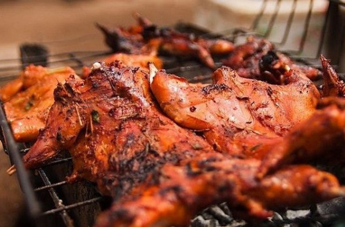 Nhưng khi thịt chuột treo vác bếp được vùi tro nóng, dùng chày đập thì sẽ mềm ra, đem chấm muối tiêu làm mồi nhắm, hay ngâm nước sôi cho nở ra, rồi ướp gừng, hành tỏi và xào nóng ăn rất thơm ngon.