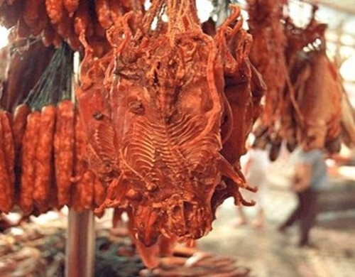 Tuy không nhiều người dám ăn vì vẫn có ác cảm tâm lý nhưng nếu vượt qua được rào cản này, đừng quên thưởng thức món thịt chuột độc và lạ của người La Chí nhé.