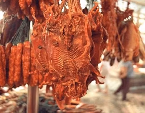 Tuy không nhiều người dám ăn vì vẫn có ác cảm tâm lý nhưng nếu vượt qua được rào cản này, đừng quên thưởng thức món thịt chuột độc và lạ của người La Chí nhé.