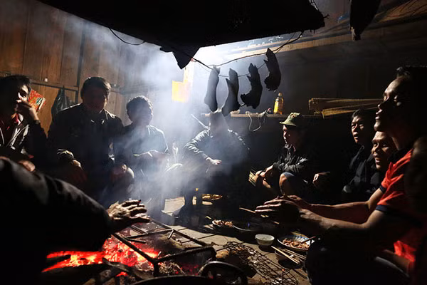 Cũng vì vậy, cứ đến mùa lúa chín, mọi người - thậm chí cả trẻ con cũng kéo nhau đi săn chuột khắp nơi, hết mùa gặt những người đàn ông lại vào rừng đặt bẫy, rồi đào hang bắt chuột ở rừng vầu, rừng tre, rừng chít.