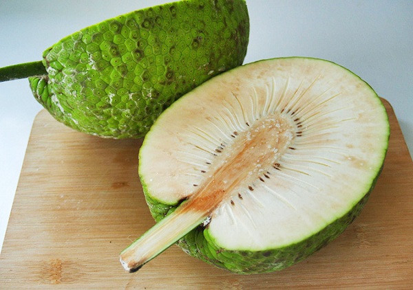 Các chất chống oxy hóa trong sake cung cấp một lá chắn hiệu quả chống lại các tia UV, khuyến khích sự tăng trưởng của tế bào mới làm cho da bị tổn thương sẽ mịn màng và trẻ trung trở lại.